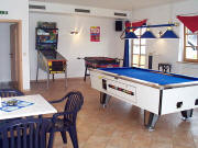 Billard, Kicker und Flipper im Spieleraum