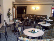 Café, Garderobe und Stammtisch und Tür zum Spieleraum