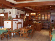 Theke, Kachelofen und Stammtisch